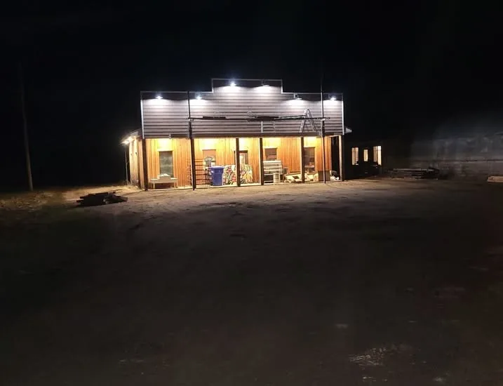 La boutique en bois, éclairée le soir